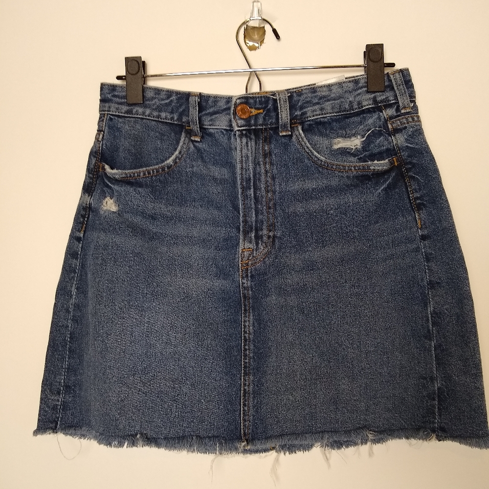 H&M Jean Skirt, frayed ends, distressed, sz. 9/10